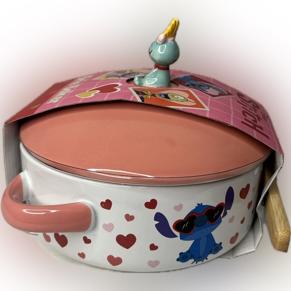 Disney Valentines Stitch Brie Baker NIB - Picture 2 of 5